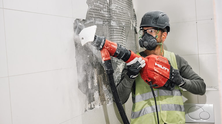 Pekerja menggunakan Jack Hammer Hilti TE 600-AVR untuk bobok dinding