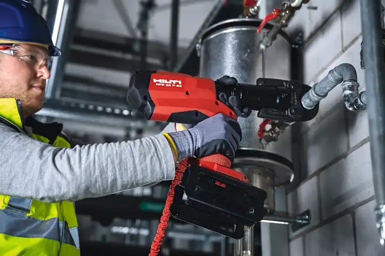Application picture of NPR 32 P-22 hydraulic pipe press tool with B22-55 battery pressing mid-size steel pipe with press jaw