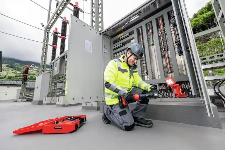 Hydraulic cable crimper tools for a modern jobsite