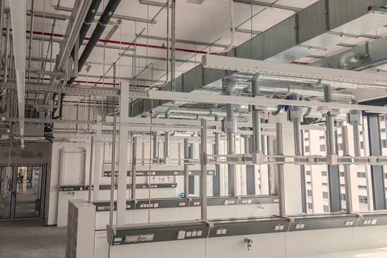 Innenansicht einer Baustelle mit installiertem modularem Schienensystem.