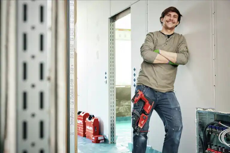 Un profesional trabaja en una obra