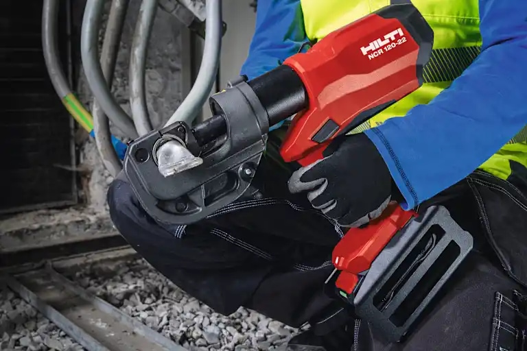 Application picture of NCR 120-22 hydraulic crimper with B22-55 battery crimping large-size copper wire