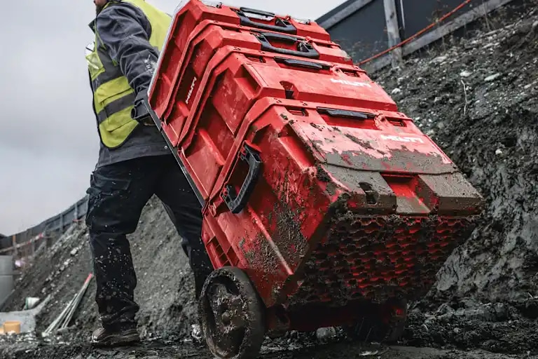 Deux ouvriers pointant l’écran d’un ordinateur portable posé sur un ProKit