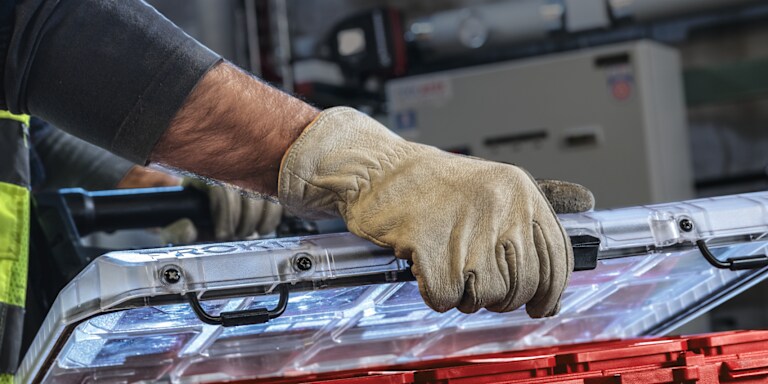Auto-latch lid helps stops items falling out when latches are not closed properly.
