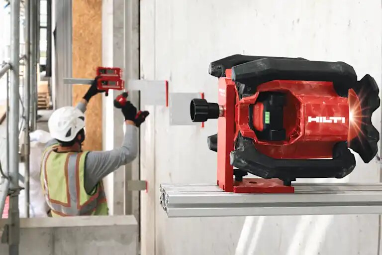 Laser rotatif Hilti PR 40‑22 utilisé pour l’alignement précis de façade