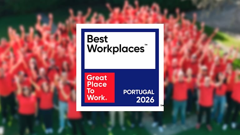 Selo Great Place to Work com colaboradores da Hilti Portugal em segundo plano.