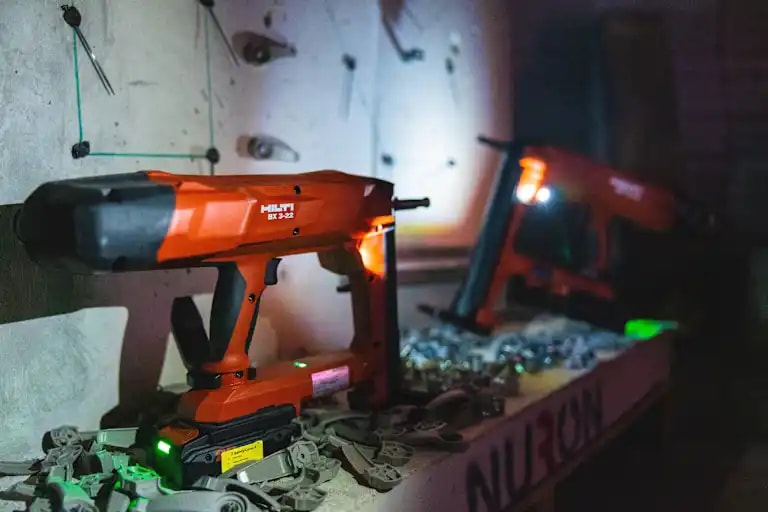 Mood image of the Nuron cordless nailer family BX 3-22 L and BX 3-22 ME