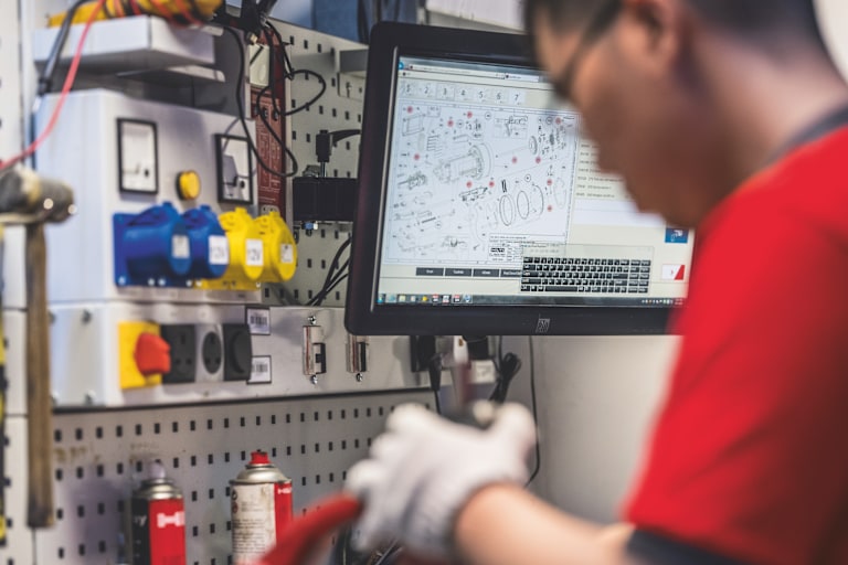 Persona en taller de herramientas