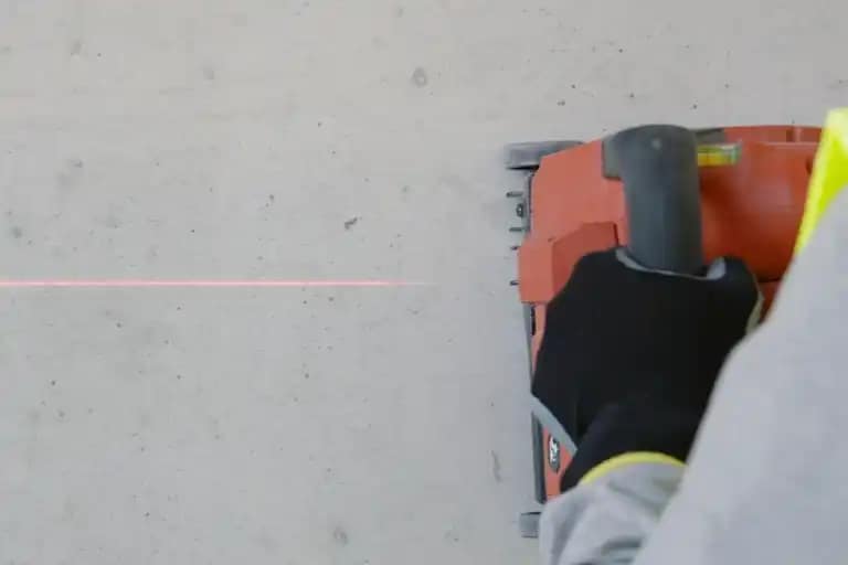 Close‑up van de geïntegreerde lasermodule in de Hilti DCH 150-SL muurfrees