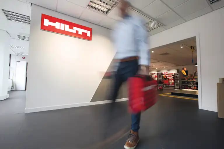 Risparmia tempo e denaro. Ordina online ciò di cui hai bisogno e ritiralo nel tuo Hilti Store più vicino.