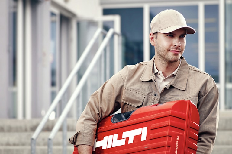 Un homme avec un coffret rouge Hilti
