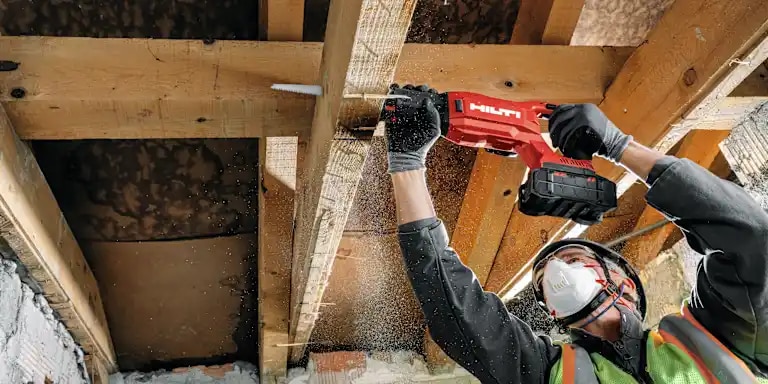 Application picture of the cordless reciprocating saw SR 10-22