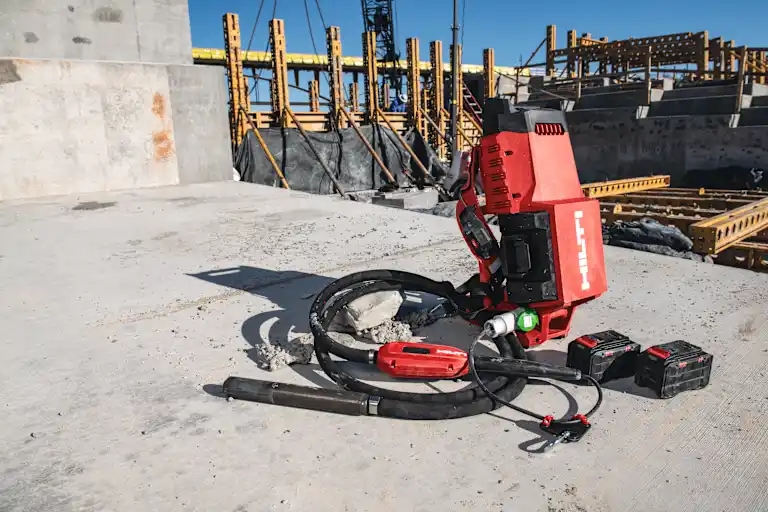 Product shot of the NCV 4-22 and NCV 10-22 plus batteries B22-255 on a jobsite.