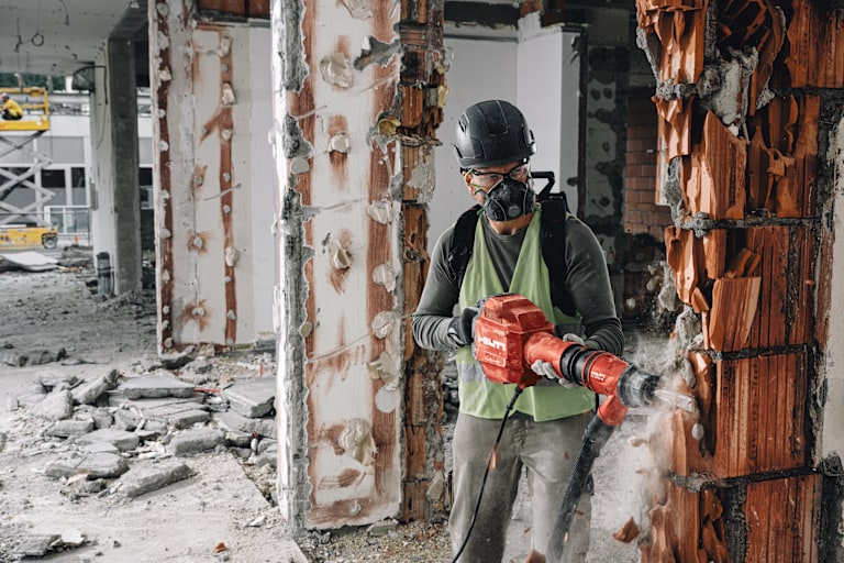 Pekerja menggunakan Mesin bobok Hilti TE 600-AVR untuk bobok dinding