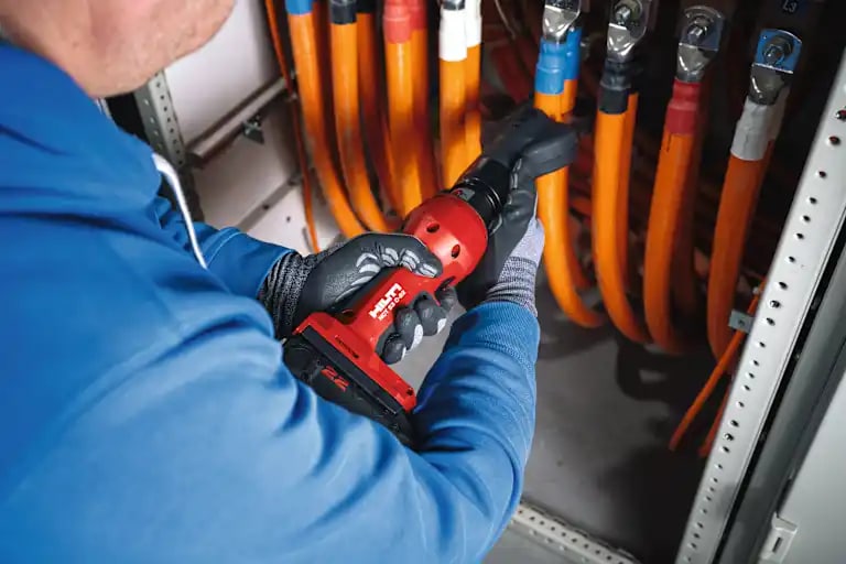 Picture of the Nuron cordless hydraulic cutter NCT 53 C-22 and NCT 85 C-22
