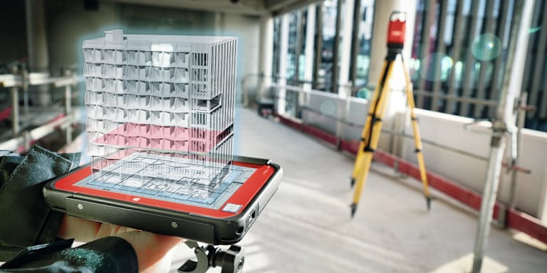 Affichage digital du plan au-dessus de la tablette et de l'appareil PLT sur le chantier