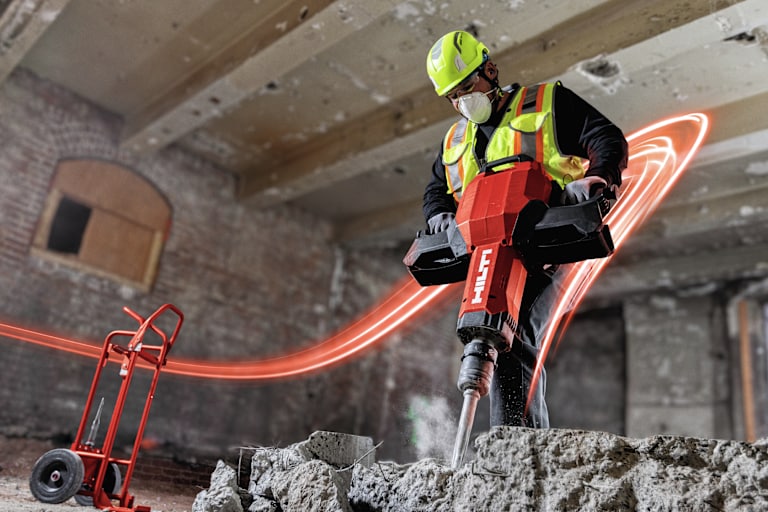 Hilti TE 3000-22 snoerloze breekhamer in actie op een sloopwerf