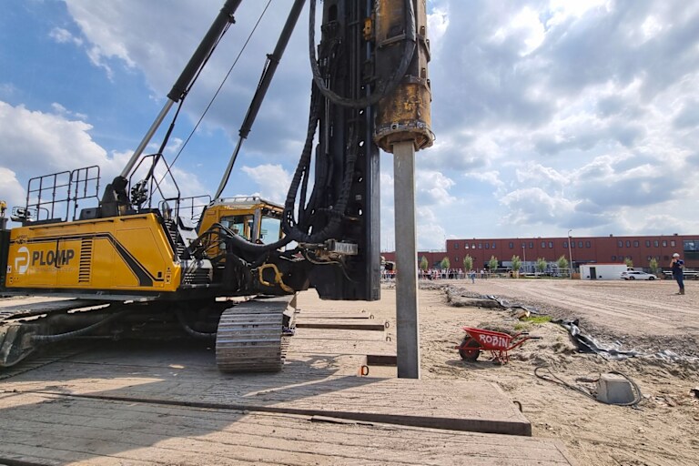 Afbeelding van paal die in de grond gezet wordt