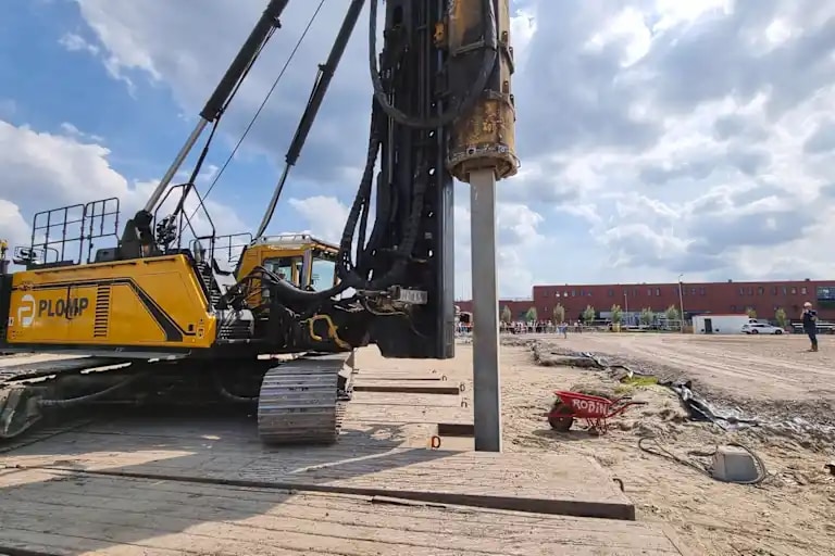 Afbeelding van paal die in de grond gezet wordt