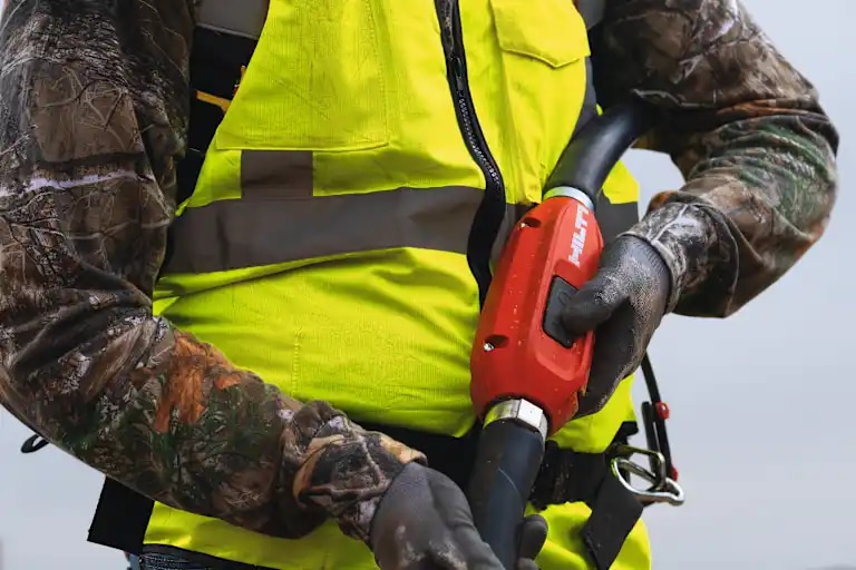 Application image of the cordless concrete vibrator NCV 10-22 with whip main switch