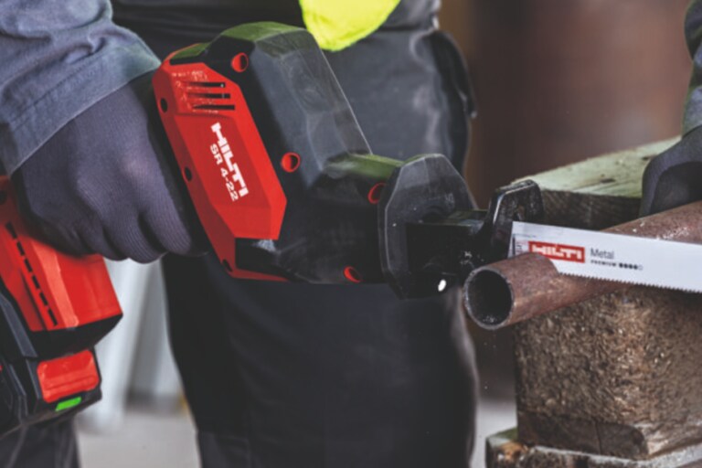 Reciprozaag SR 4-22 gebruikt voor het snijden van een metalen buis