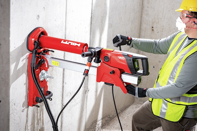 Persona perforando pared con herramienta Hilti