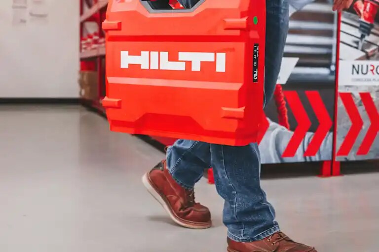 Klant haalt zijn Hilti bestelling op bij een commercieel adviseur in een Hilti Store.