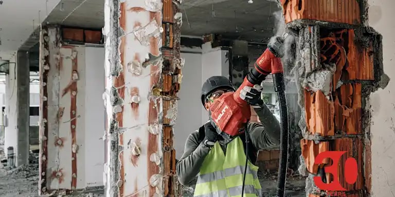 Jobsite worker using TE 600 AVR