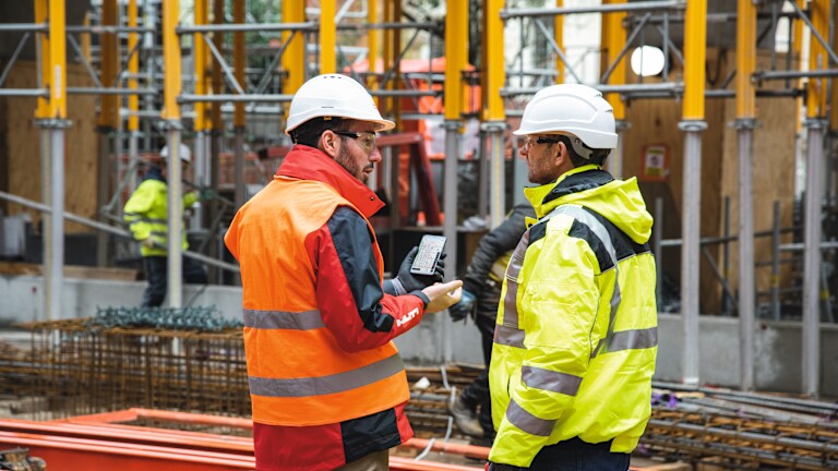 Hilti collega met klant op bouwplaats