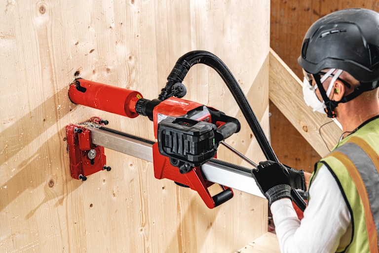 Persona perforando madera con herramienta Hilti