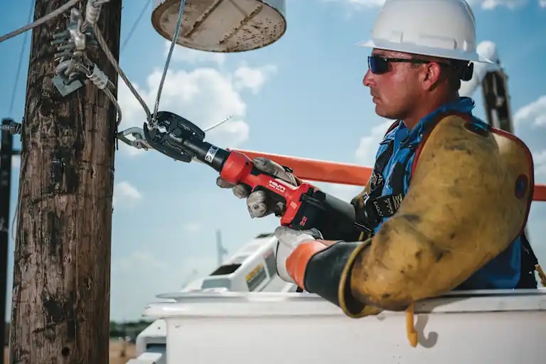 Application image of lineman using NUN 54-22 in a bucket truck for energy and industry.
