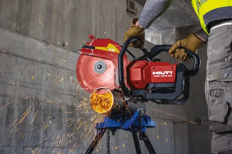 DSH 600-22 with SPX metal blade and B 22-170 cutting metal pipes.