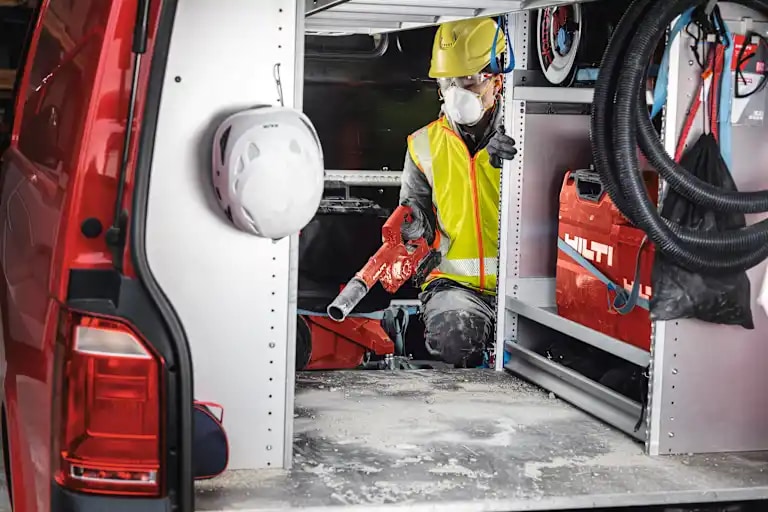 Work truck cleaning using the cordless blower NBL 4-22 with short nozzle.