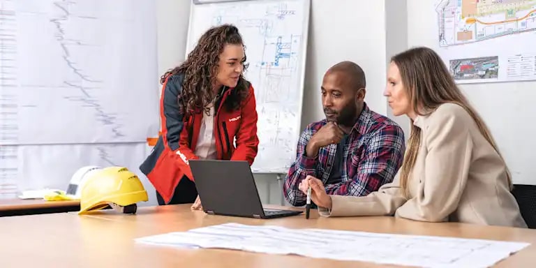 Account Manager explaining productivty software to the Operations Manager and Manage Business