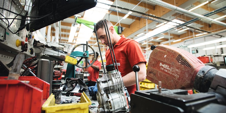 mies huoltaa työkalua