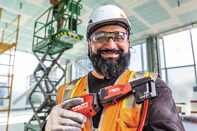 worker on jobsite taking a selfie with SD 5000-22
