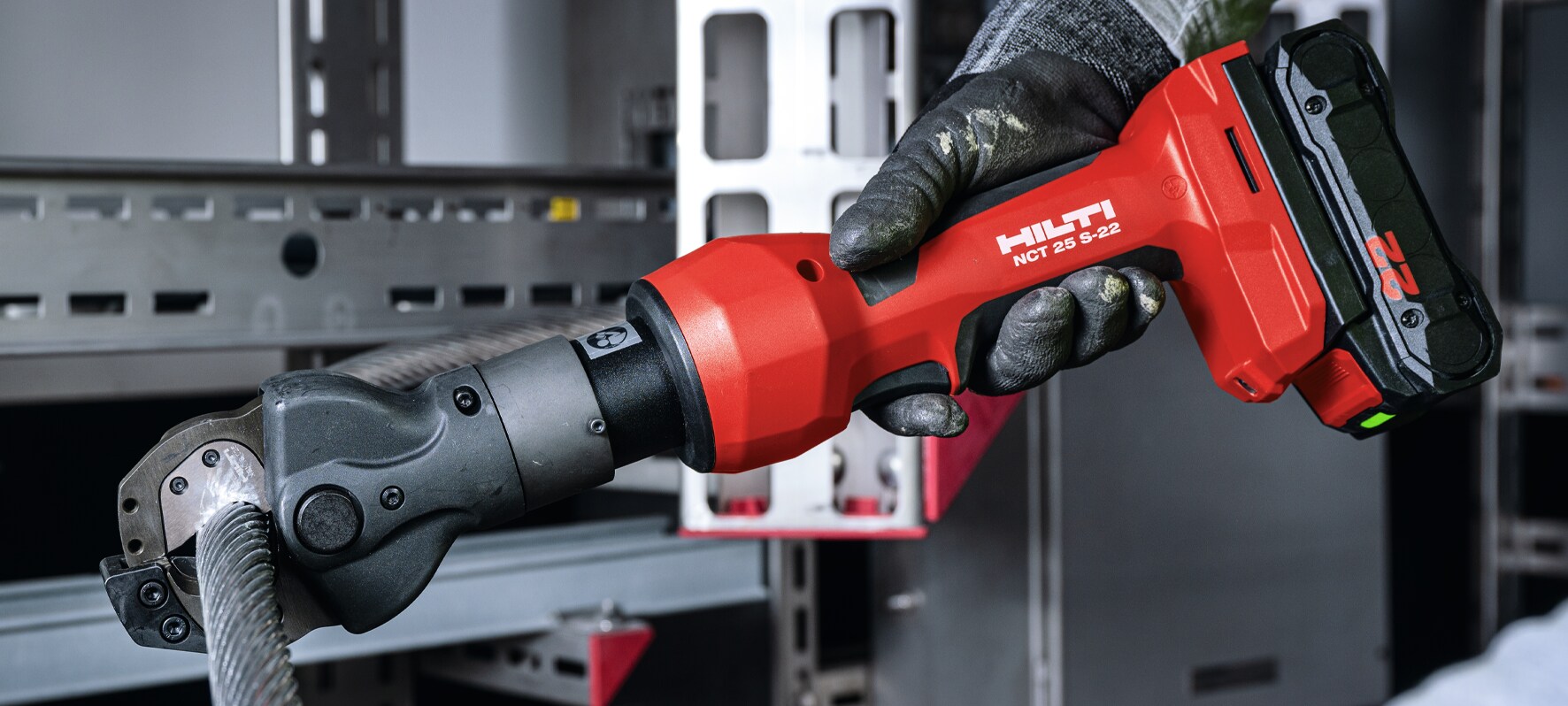 Application picture of NCT 25 S-22 hydraulic steel cutter with B22-55 battery cutting large-size ACSR wire
