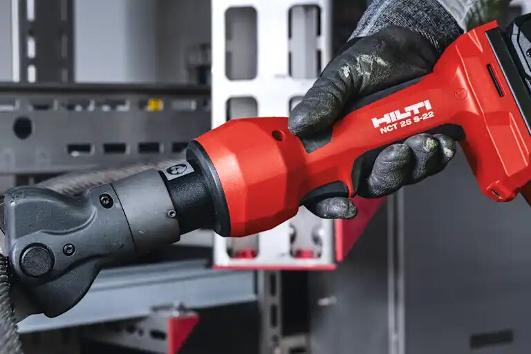 Application picture of NCT 25 S-22 hydraulic steel cutter with B22-55 battery cutting large-size ACSR wire