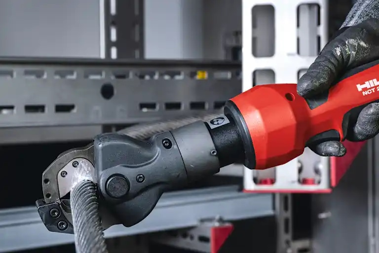 Application picture of NCT 25 S-22 hydraulic steel cutter with B22-55 battery cutting large-size ACSR wire