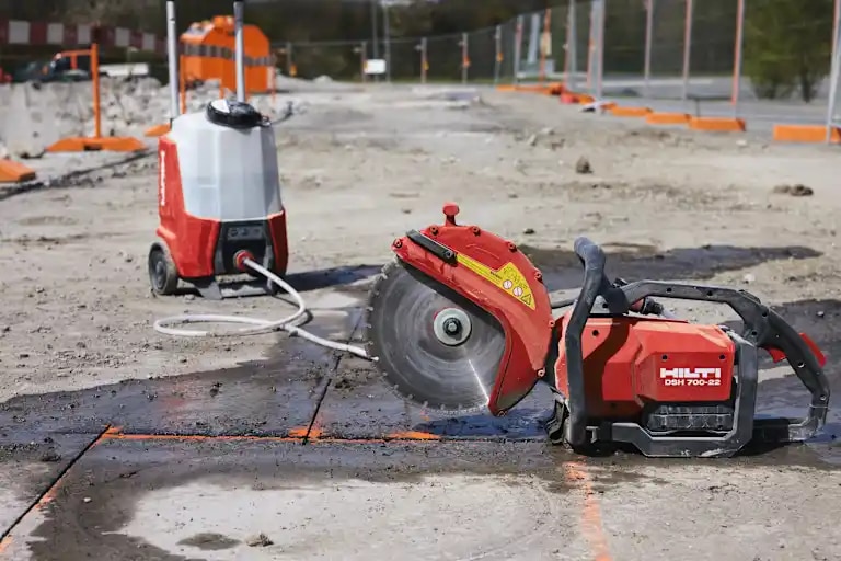 Cutting asphalt with DSH 700-22 mounted on floor saw cart DSH-FSC