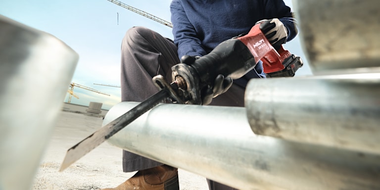 MAN HOLDING SCN 60 HILTI SAW