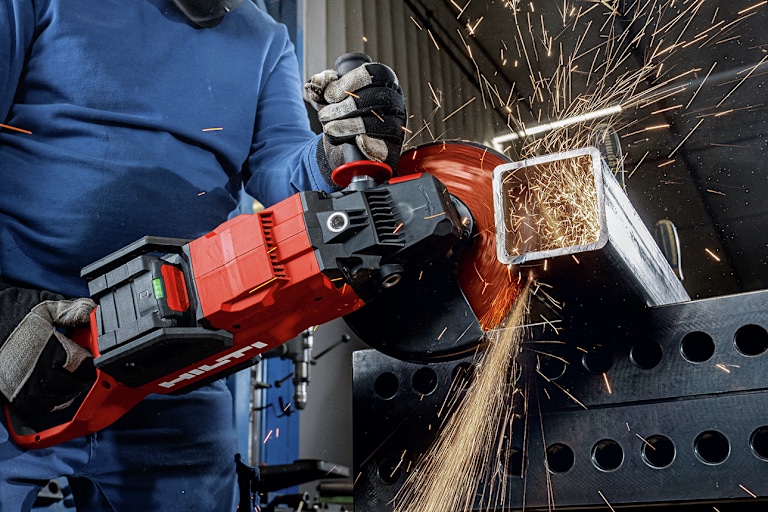 Taglia rapidamente ferri di armatura, tubi, barre, lamiere, anche in punti difficili da raggiungere.