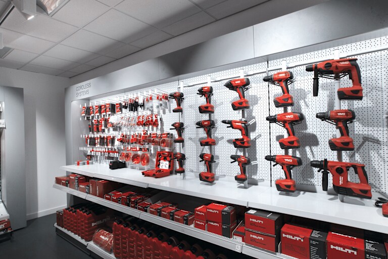 Herramientas inalámbricas Hilti expuestas en un panel mural en una tienda Hilti Store
