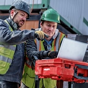 Ouvrier déplaçant un système de rangement modulaire ProKit dans la boue