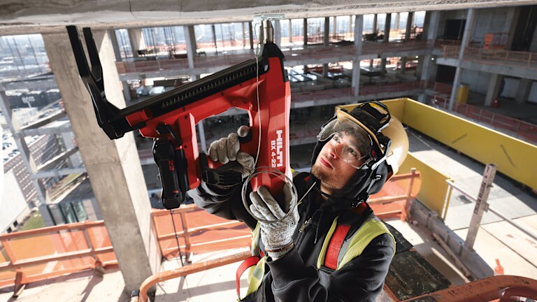 Paku tembak elektrik Hilti BX 4-22 menggunakan teknologi baterai Nuron.