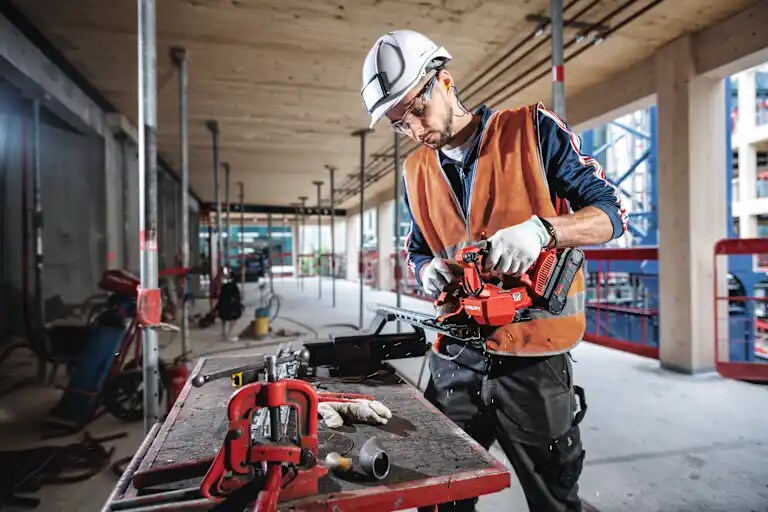 Medewerker zaagt rails voor modulaire ondersteuningssystemen