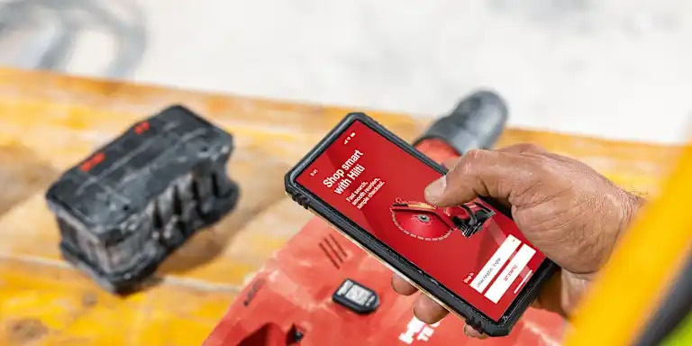 Jobsite worker using Hilti app