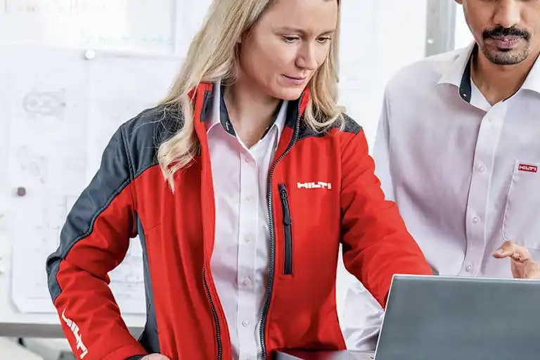 Hilti Mitarbeitende besprechen Produktentwicklung