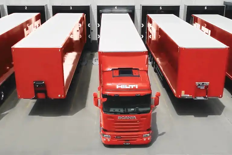 Les camions Hilti quittent l'entrepôt