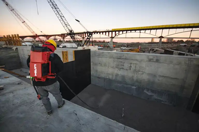 Application image of the cordless concrete vibrator NCV 10-22 with whip in concrete